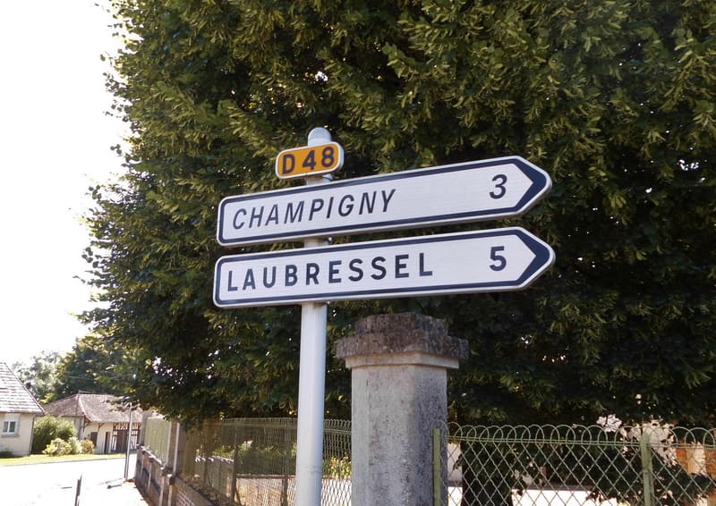 À l'entrée du village